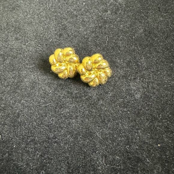 Napier VINTAGE gold tone Floral Knot Stud‎ Earrings for pierced ears - Picture 2 of 5